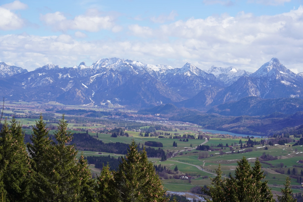 Bergpanorama mit Hotels in der Umgebung: Inspiration für regionale Blog-Ideen für Hotels