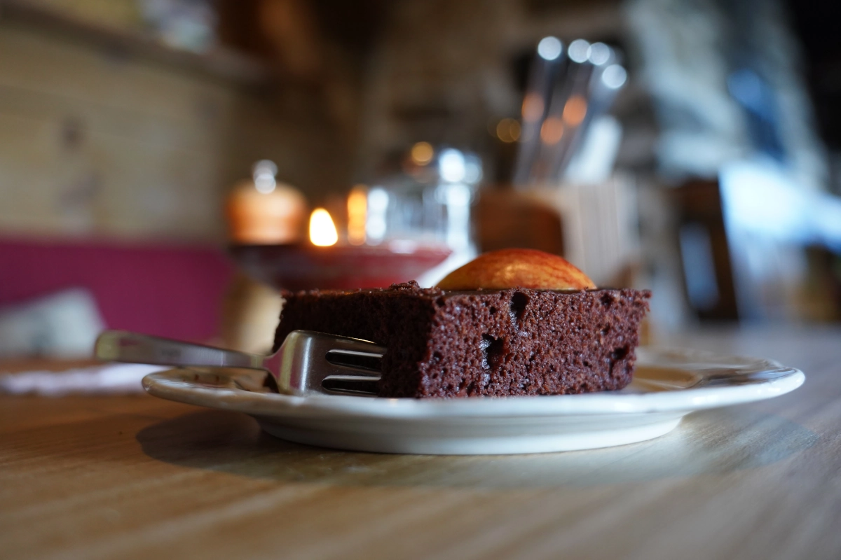 Frisch angerichtetes Stück Kuchen auf einem Teller im Wellnesshotel