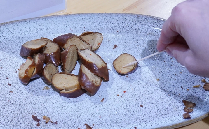 Vegane Wurst als Beispiel für ein pflanzliches Produkt, das mit passenden Blogthemen online sichtbarer werden kann.